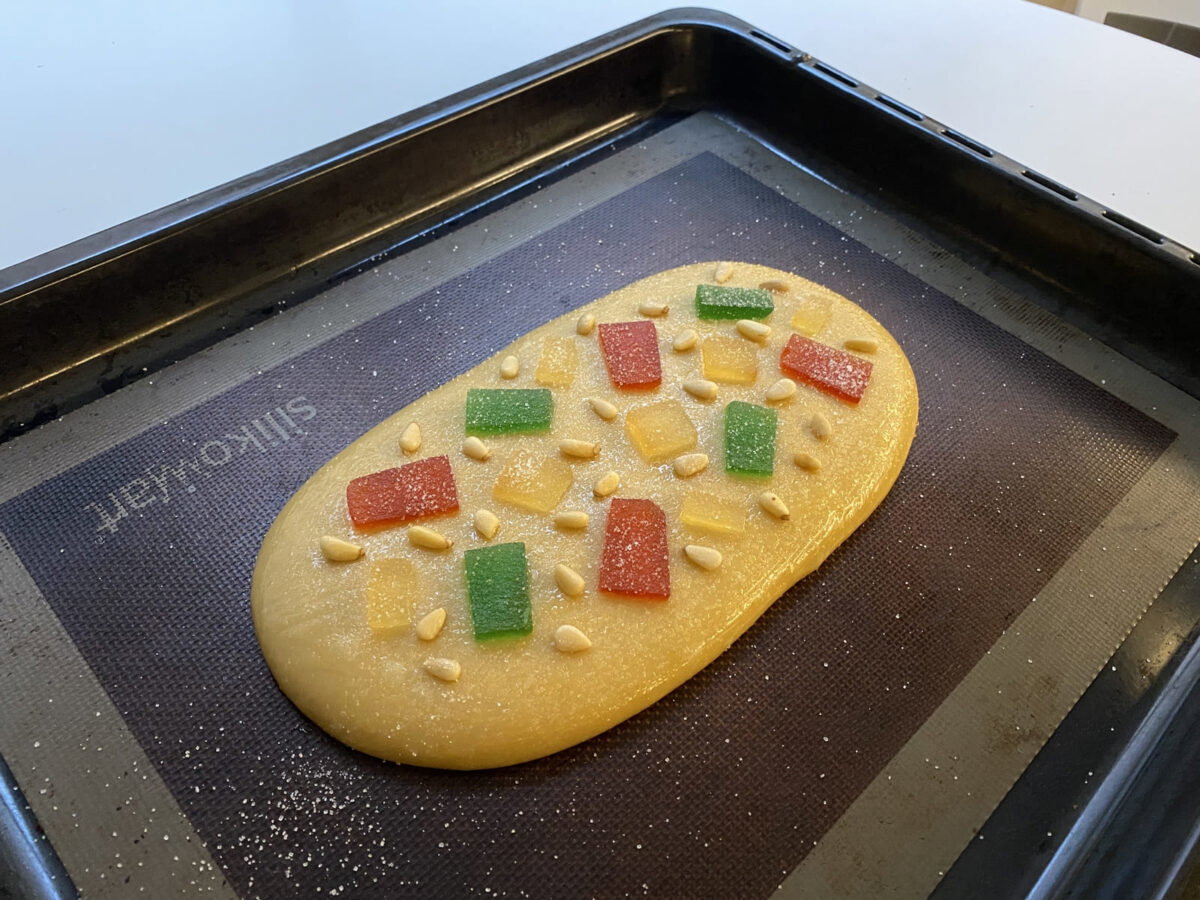 coca de crema y piñones paso 13