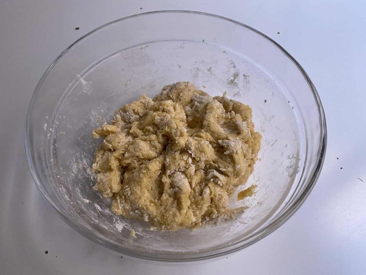 coca de crema y piñones paso 6