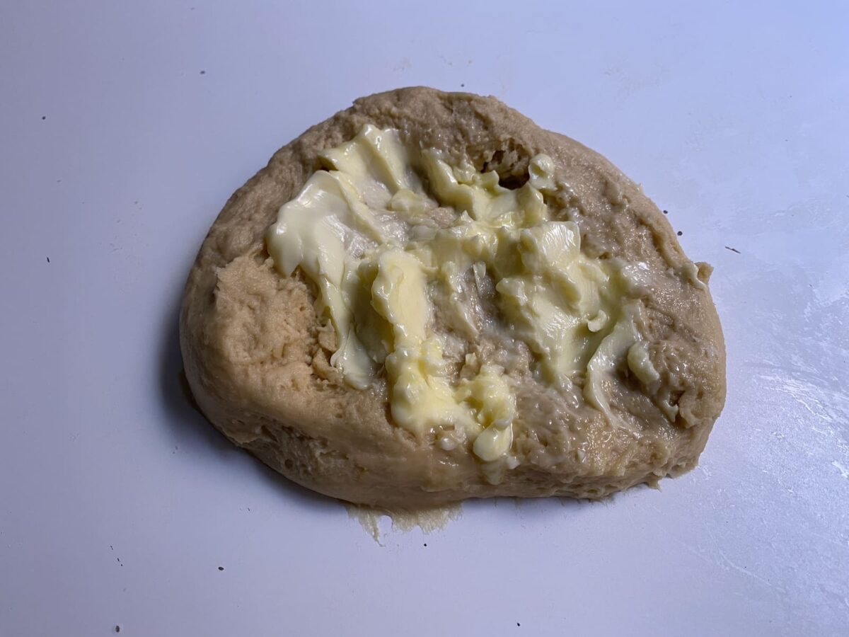 coca de crema y piñones paso 9
