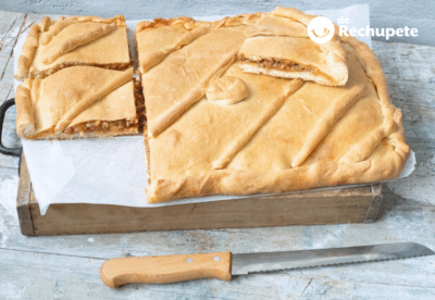 Empanada gallega con masa de huevo rellena de carne picada