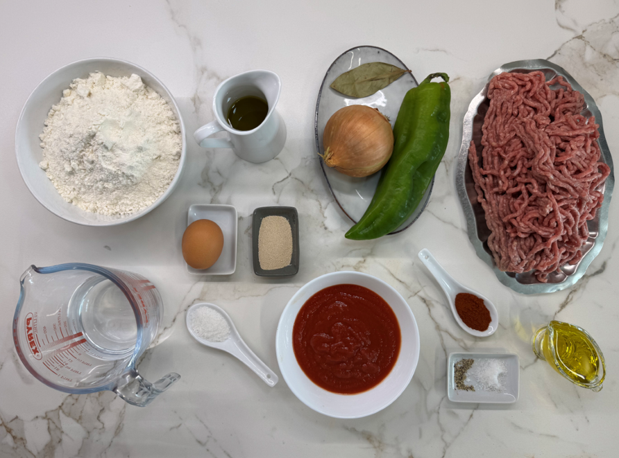 Empanada gallega con masa de huevo rellena de carne picada
