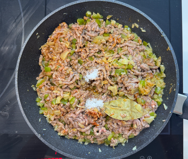 Empanada gallega con masa de huevo rellena de carne picada