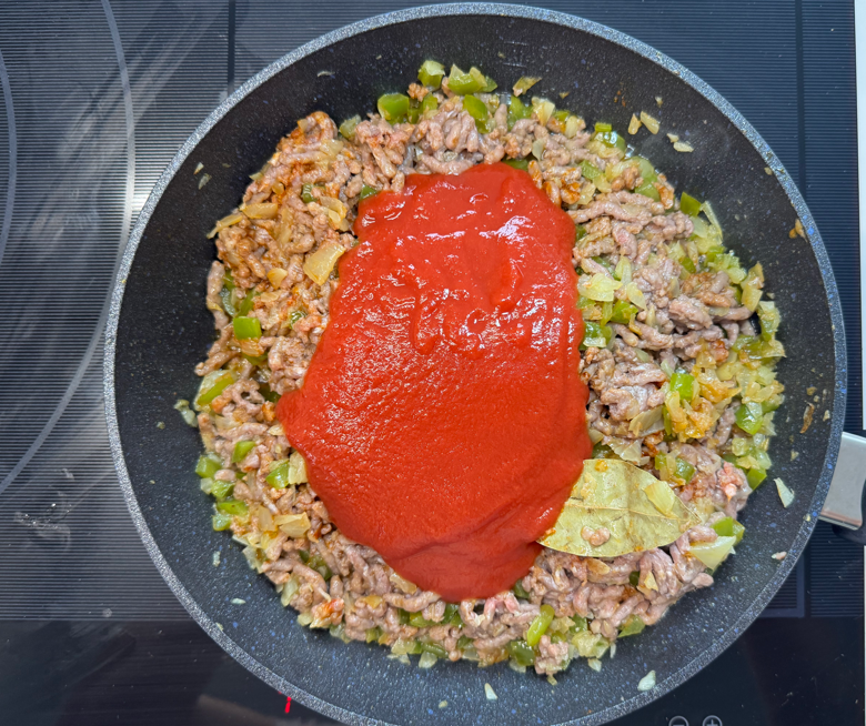 Empanada gallega con masa de huevo rellena de carne picada