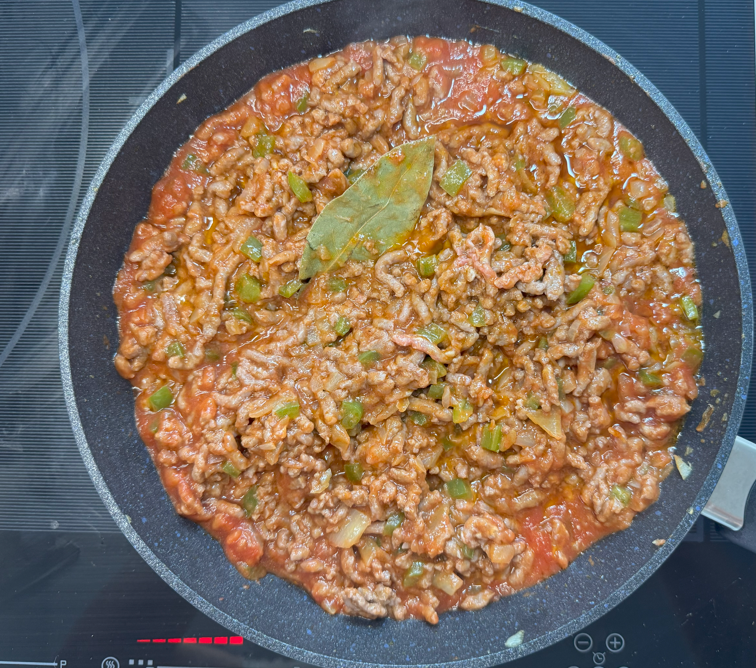 Empanada gallega con masa de huevo rellena de carne picada