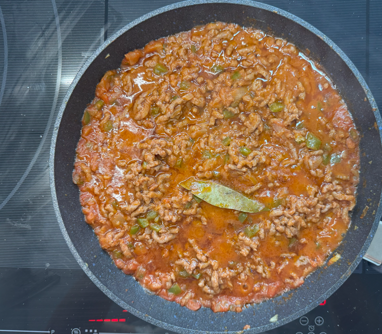 Empanada gallega con masa de huevo rellena de carne picada