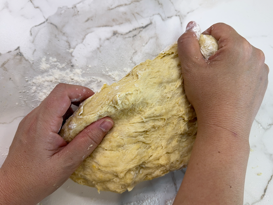 Empanada gallega con masa de huevo rellena de carne picada