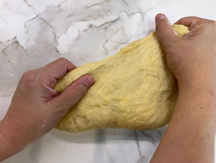 Empanada gallega con masa de huevo rellena de carne picada