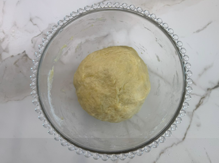 Empanada gallega con masa de huevo rellena de carne picada