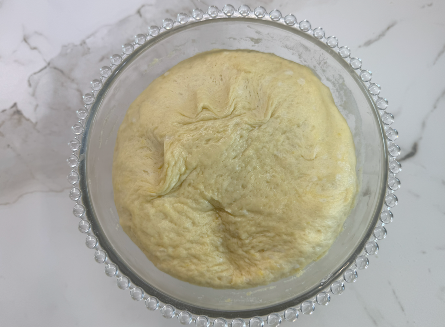 Empanada gallega con masa de huevo rellena de carne picada