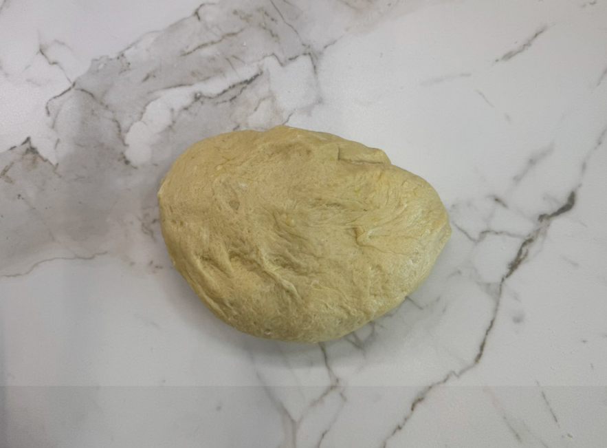 Empanada gallega con masa de huevo rellena de carne picada