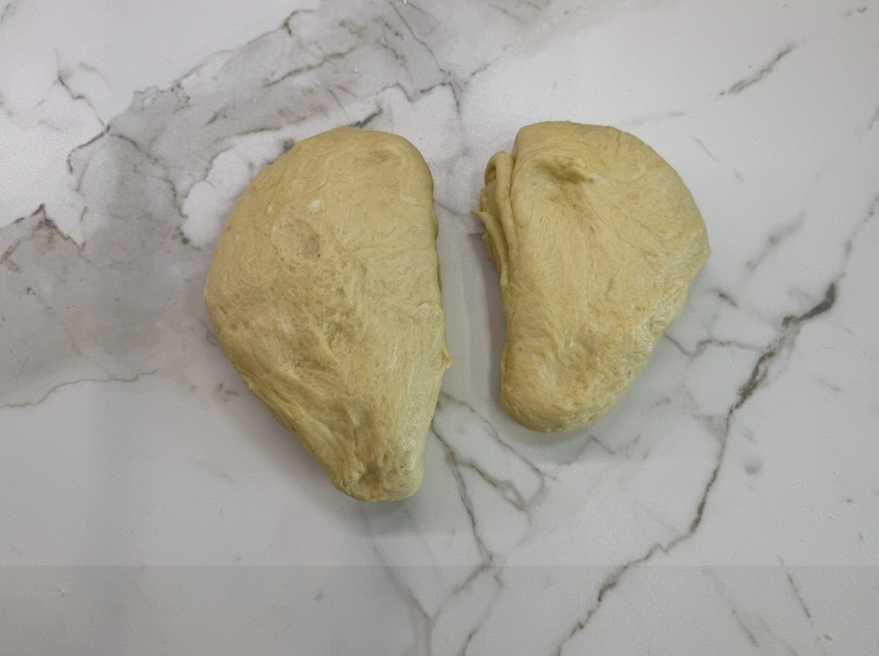Empanada gallega con masa de huevo rellena de carne picada