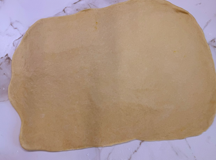 Empanada gallega con masa de huevo rellena de carne picada
