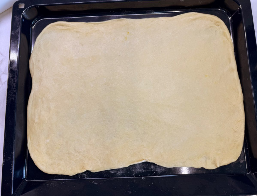 Empanada gallega con masa de huevo rellena de carne picada