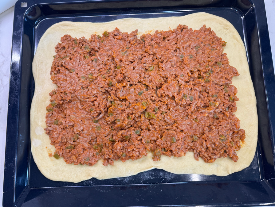 Empanada gallega con masa de huevo rellena de carne picada