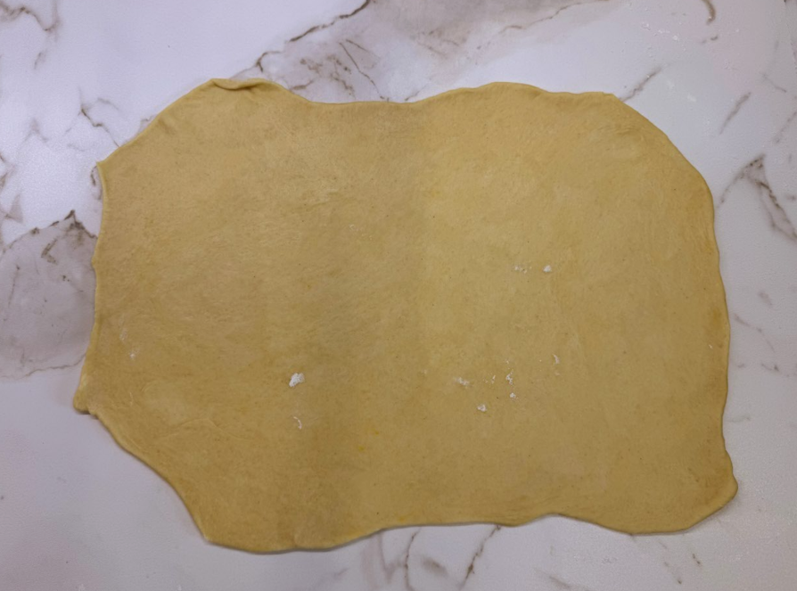 Empanada gallega con masa de huevo rellena de carne picada