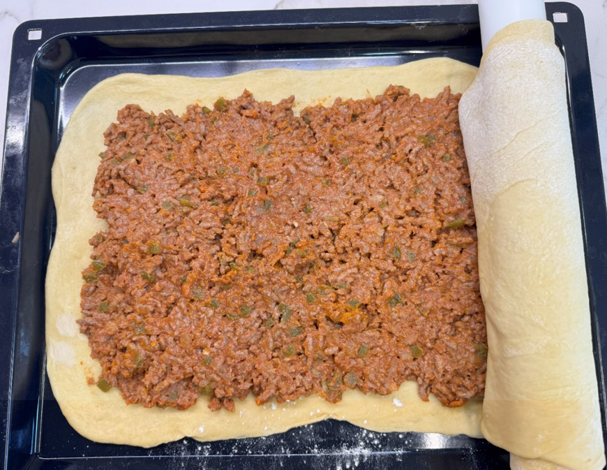 Empanada gallega con masa de huevo rellena de carne picada