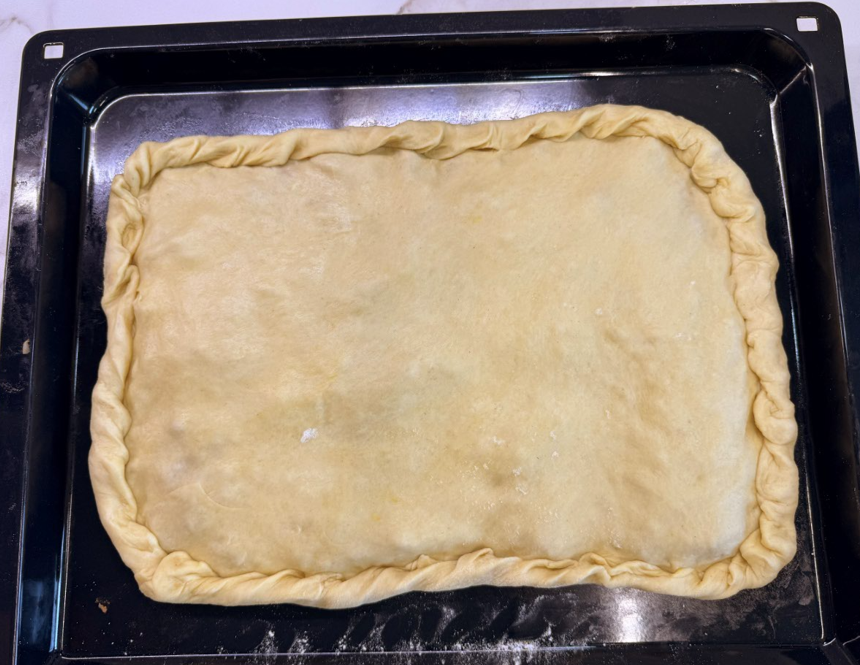 Empanada gallega con masa de huevo rellena de carne picada