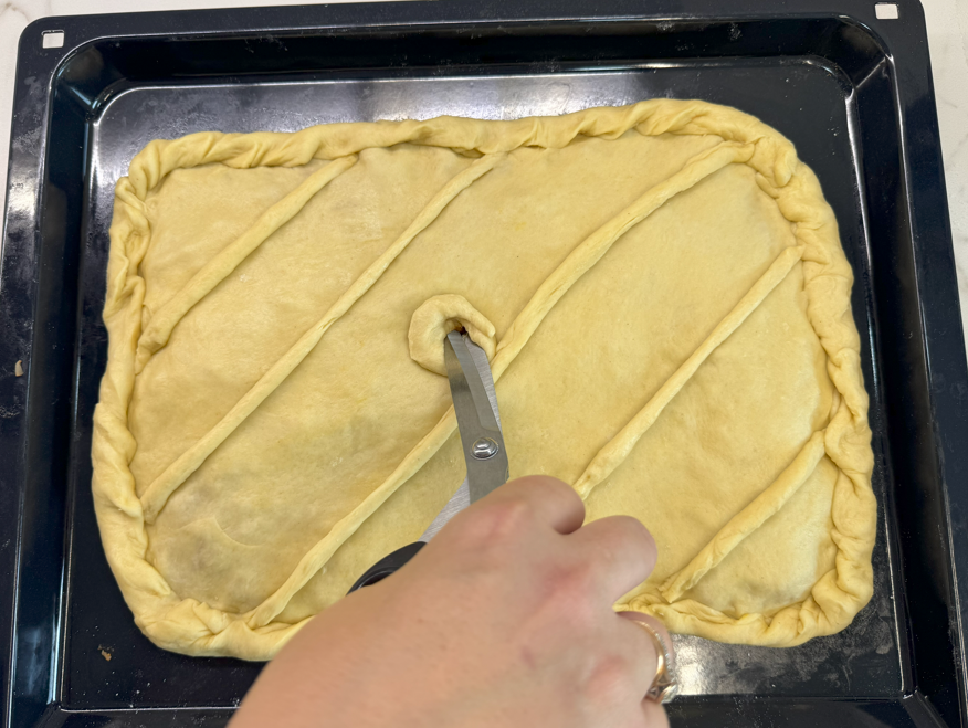 Empanada gallega con masa de huevo rellena de carne picada