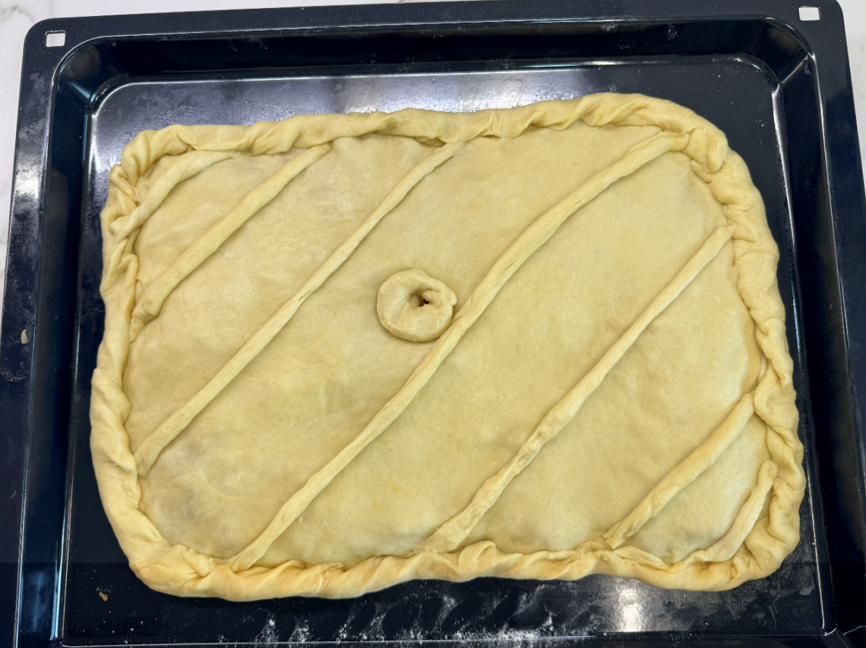 Empanada gallega con masa de huevo rellena de carne picada