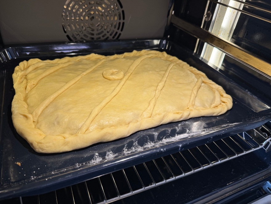 Empanada gallega con masa de huevo rellena de carne picada