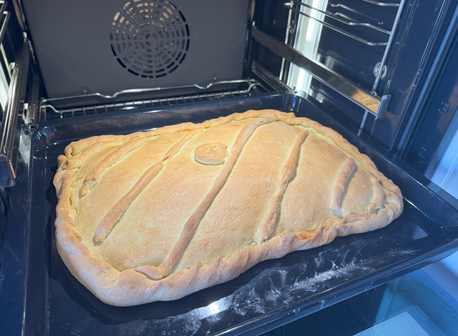 Empanada gallega con masa de huevo rellena de carne picada