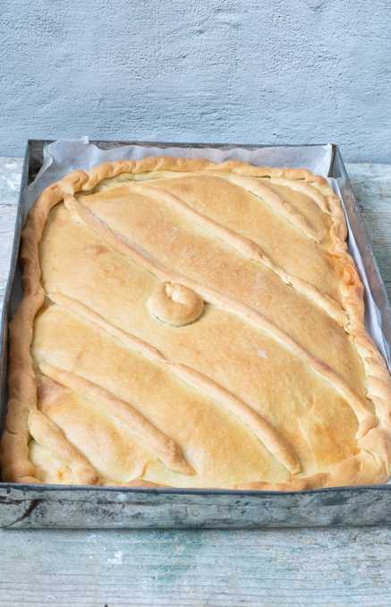 Empanada gallega con masa de huevo rellena de carne picada