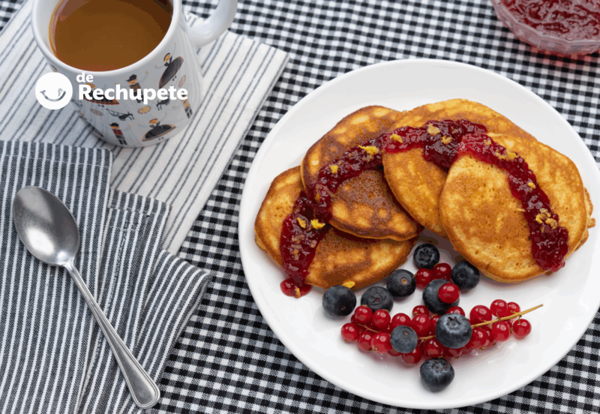 Panqueques sin leche con frutos rojos