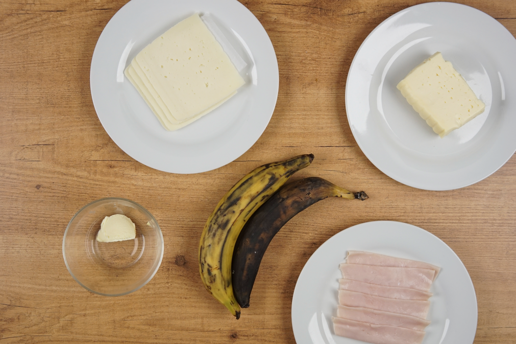 Plátano maduro relleno de jamón y queso