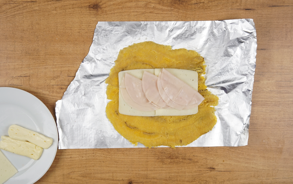 Plátano maduro relleno de jamón y queso