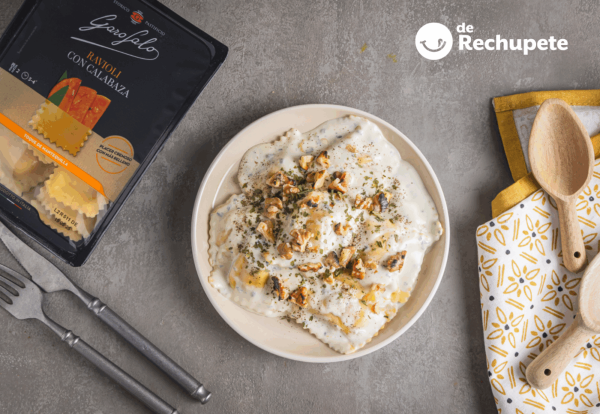 Raviolis rellenos de calabaza en salsa de queso azul con nueces