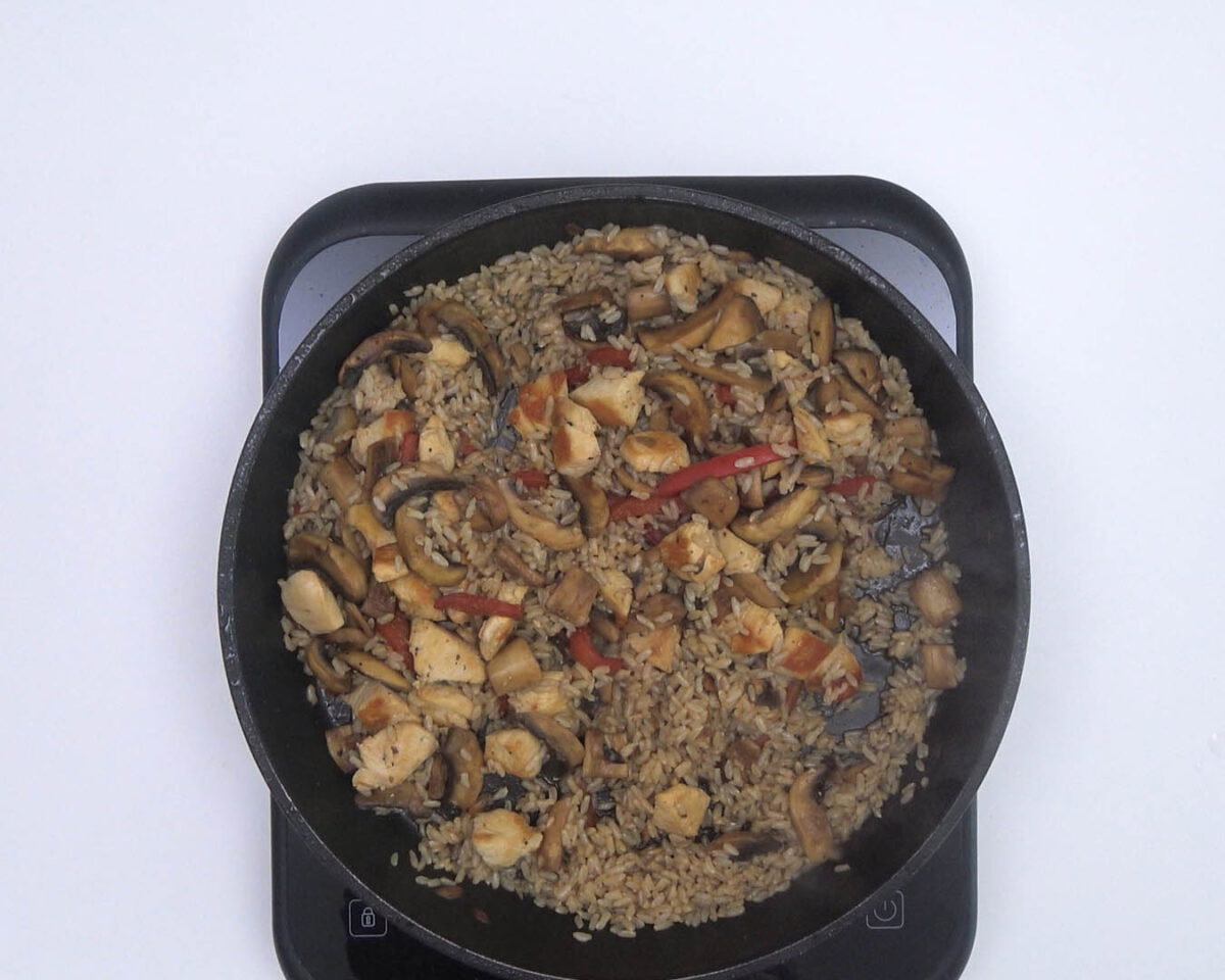 salteado de arroz pollo y championes paso 15