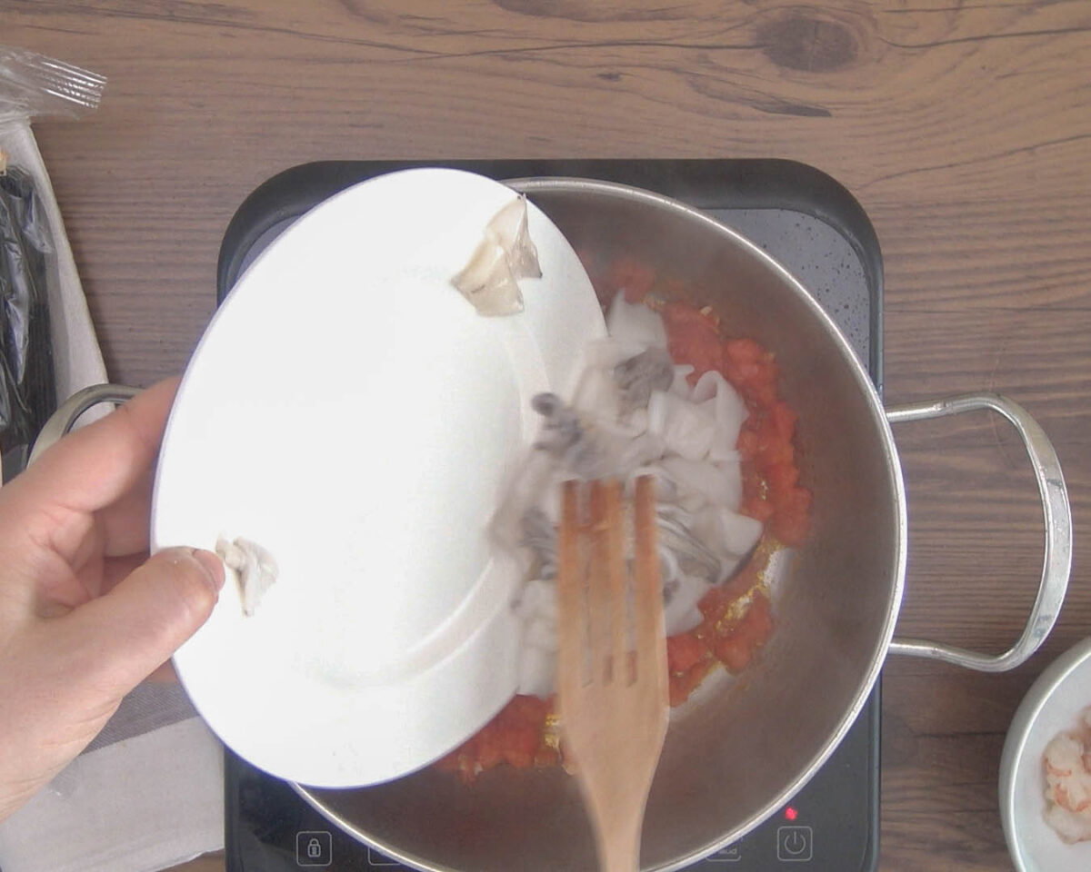 spaghetti nero di seppia al frutti di mare paso 15