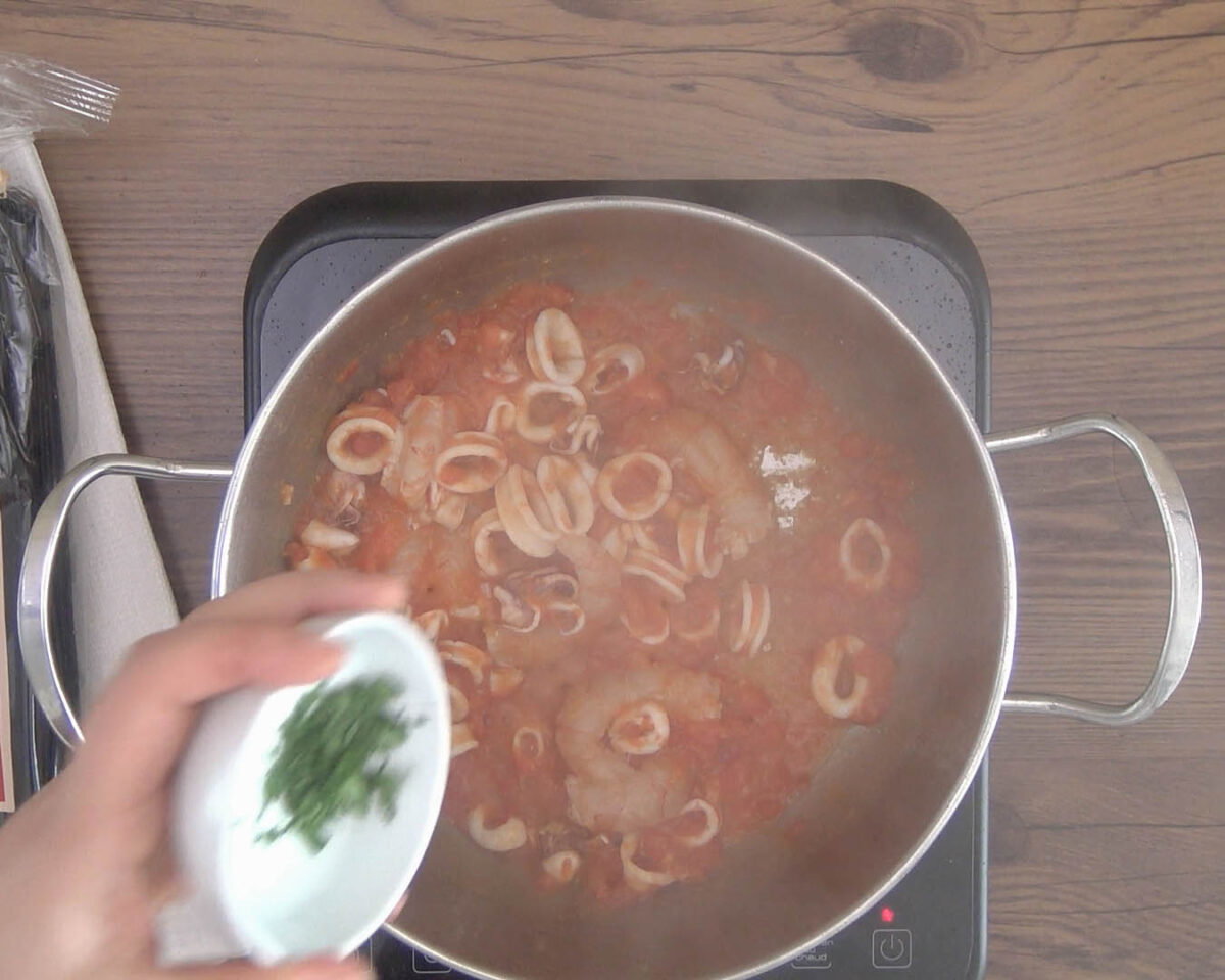 spaghetti nero di seppia al frutti di mare paso 16