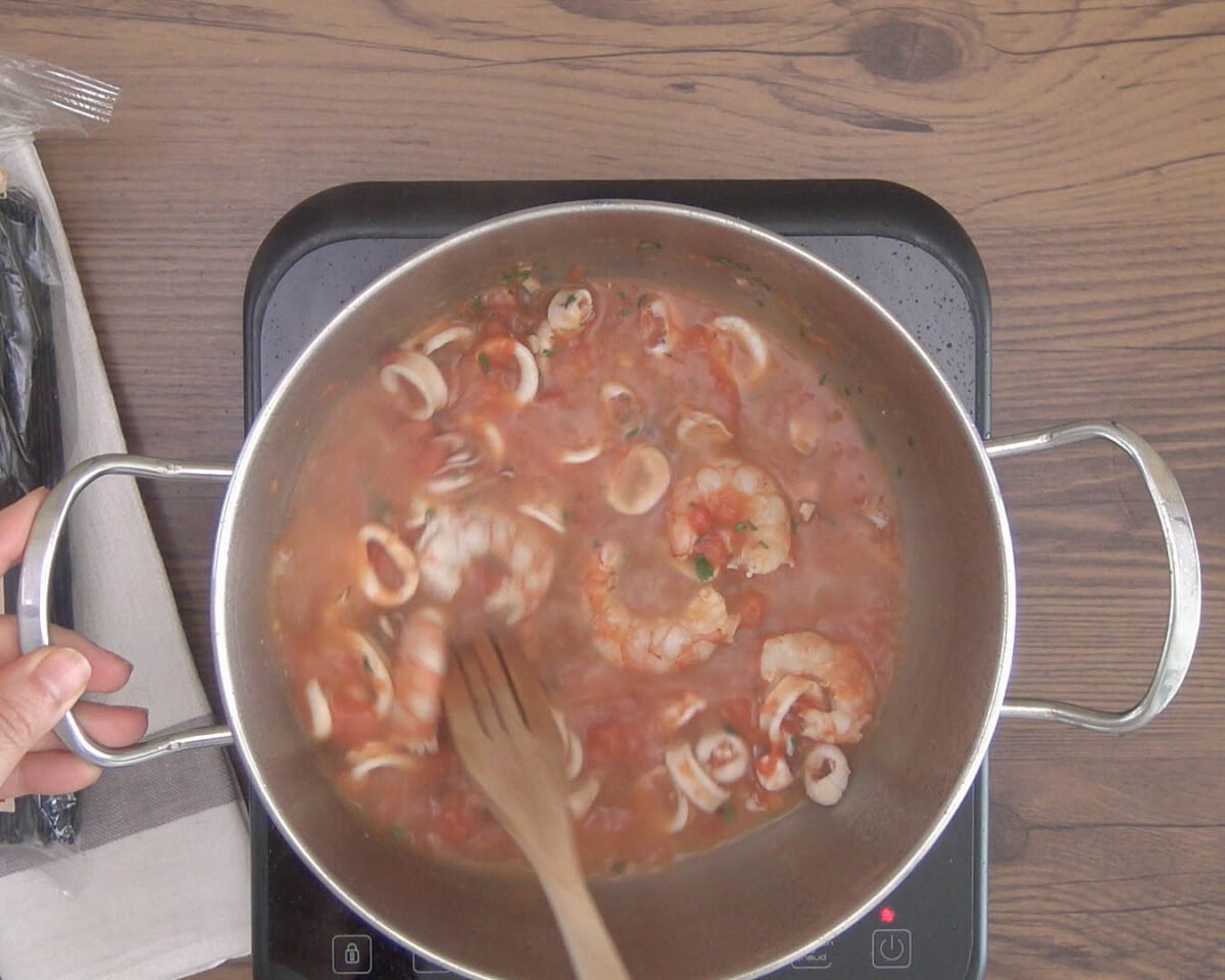 spaghetti nero di seppia al frutti di mare paso 18