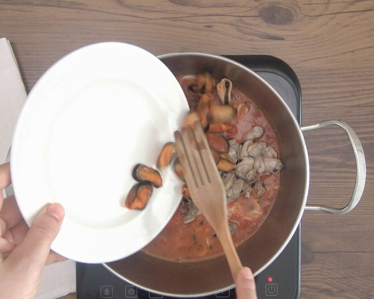 spaghetti nero di seppia al frutti di mare paso 20