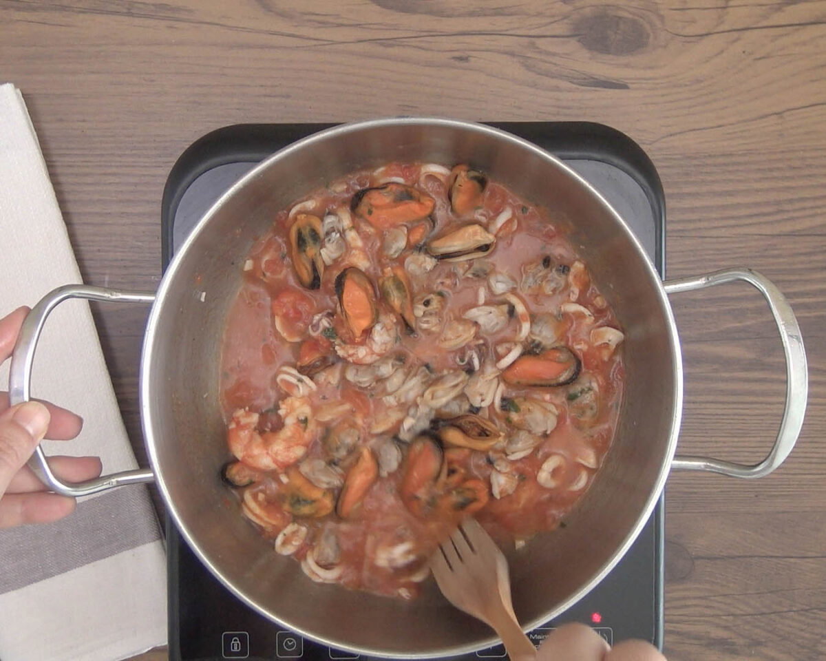 spaghetti nero di seppia al frutti di mare paso 21