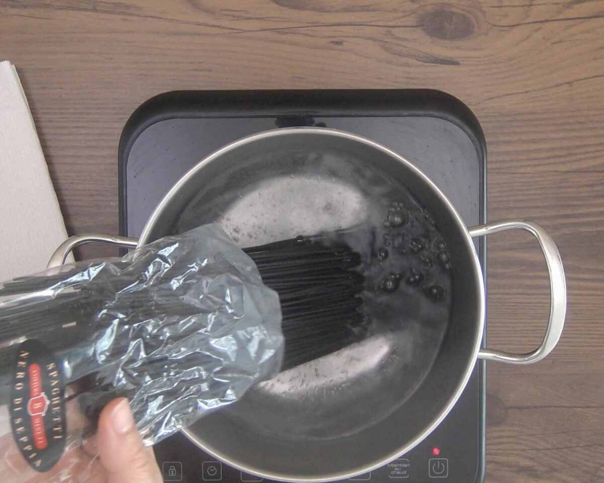 spaghetti nero di seppia al frutti di mare paso 22