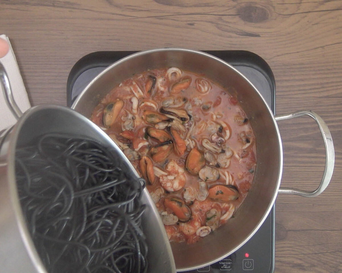 spaghetti nero di seppia al frutti di mare paso 23
