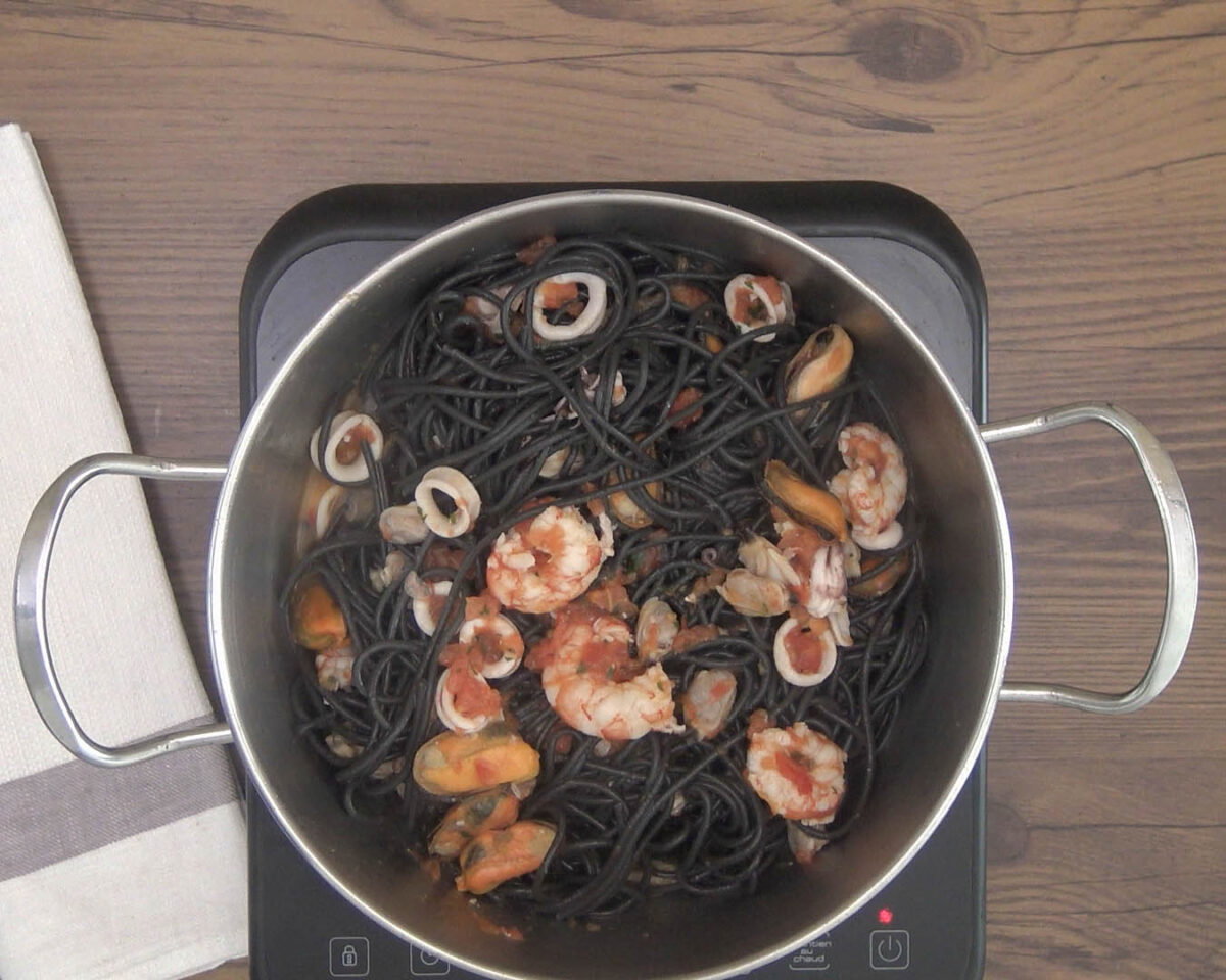 spaghetti nero di seppia al frutti di mare paso 24