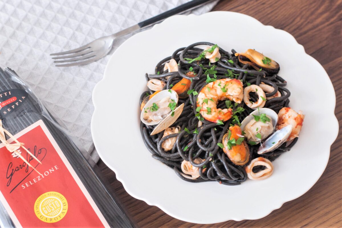 spaghetti nero di seppia al frutti di mare paso 25