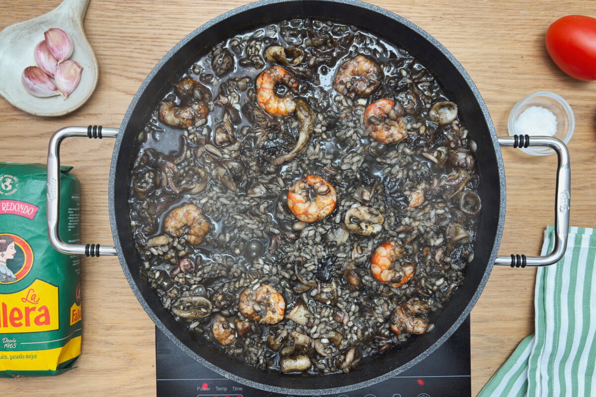Arroz negro con calamares y gambas