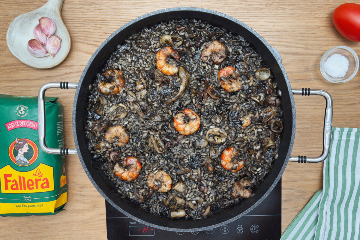 Arroz negro con calamares y gambas