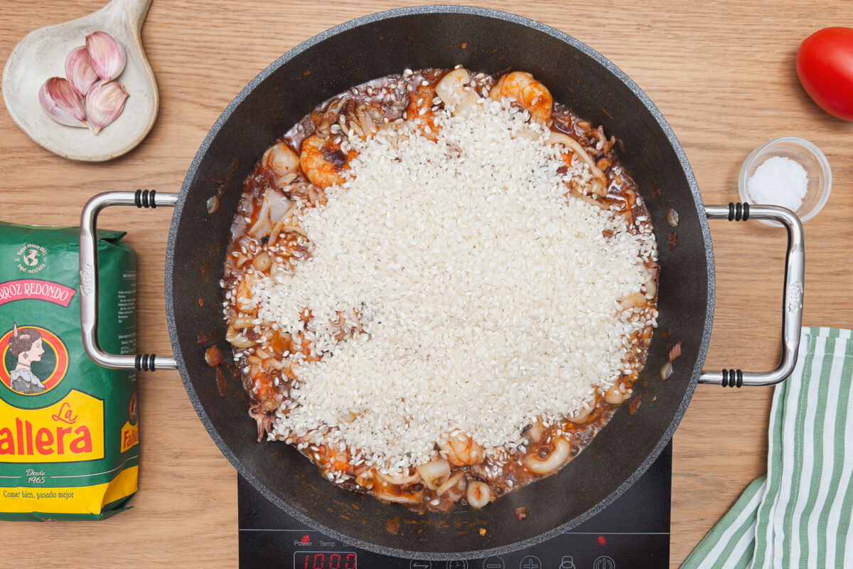 Arroz negro con calamares y gambas