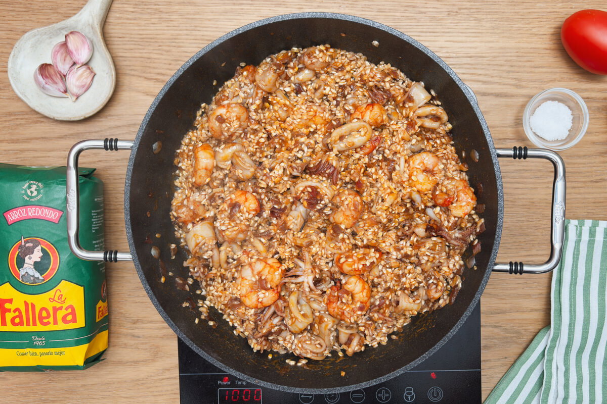 Arroz negro con calamares y gambas