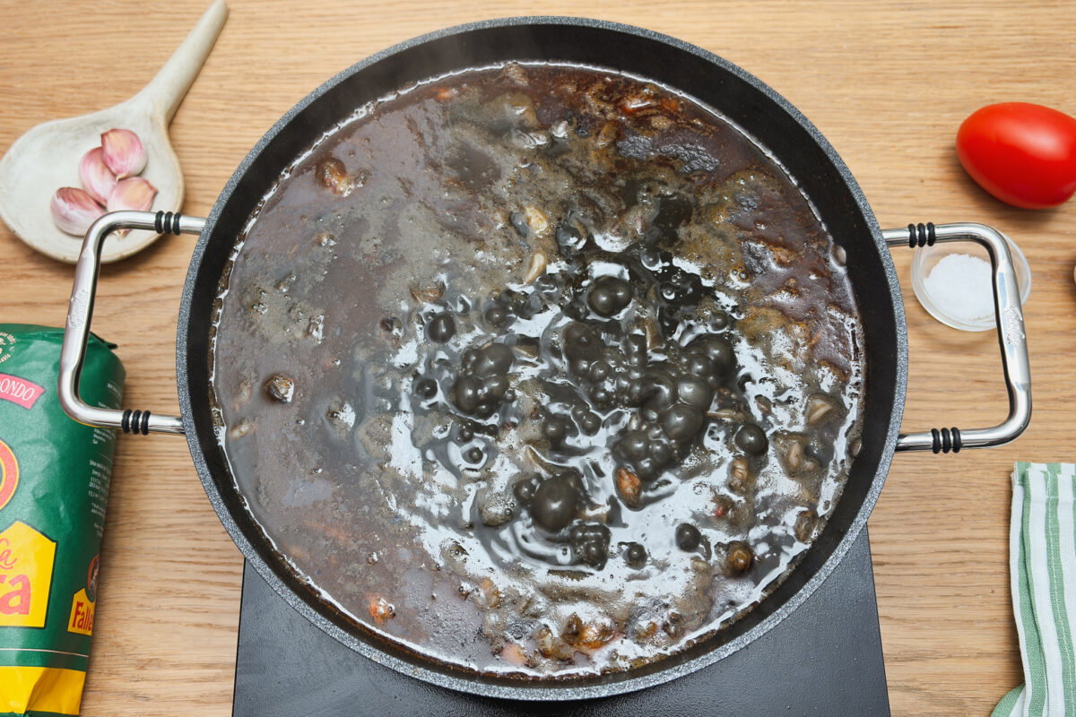 Arroz negro con calamares y gambas