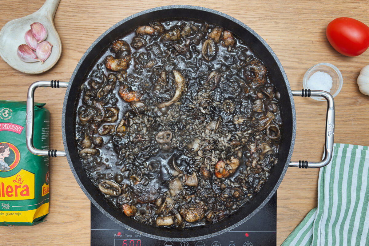 Arroz negro con calamares y gambas