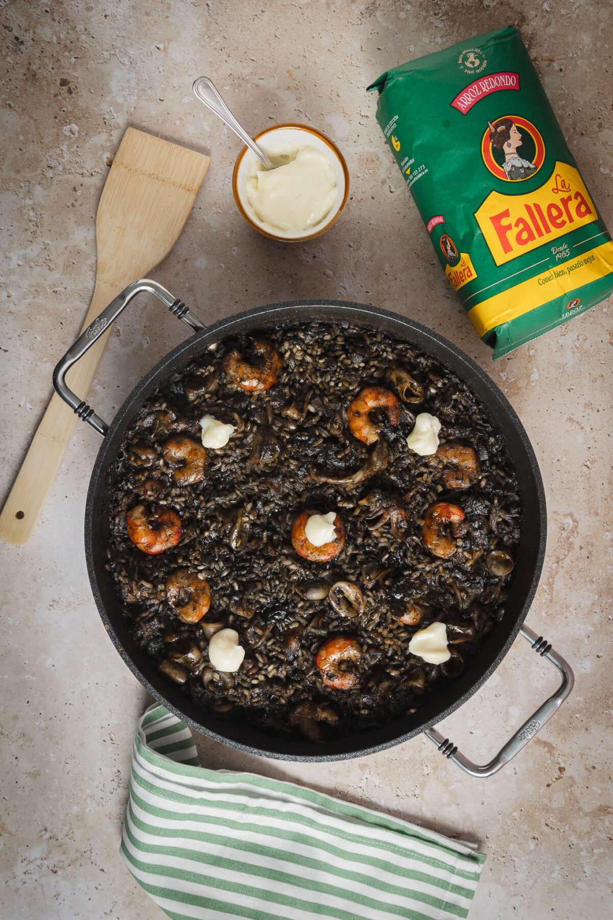 Arroz negro con calamares y gambas