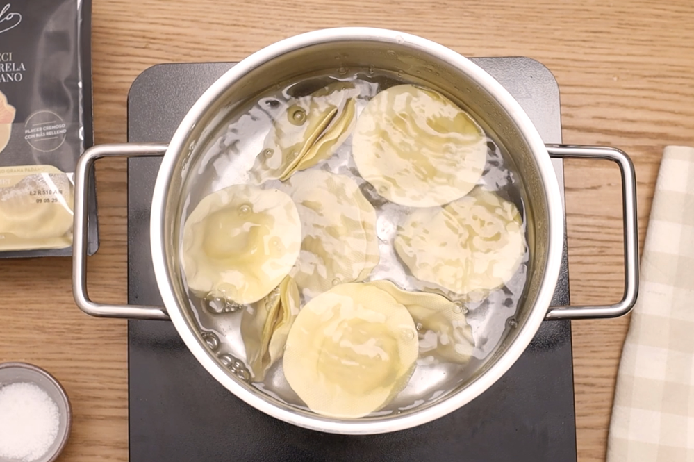 Capellacci rellenos de chantarella y Grana Padano con crema de azafrán