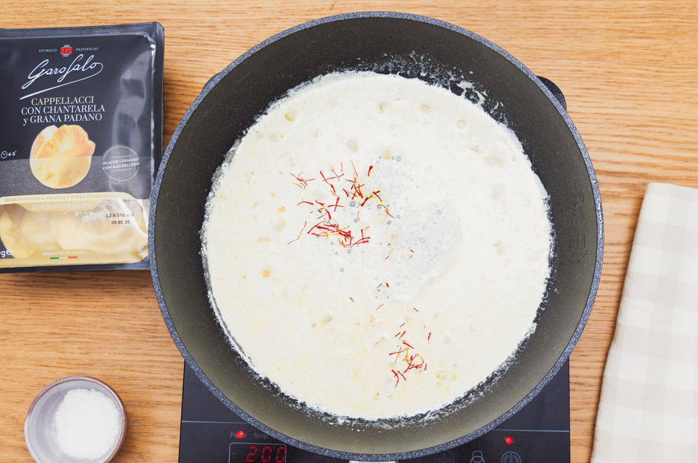 Capellacci rellenos de chantarella y Grana Padano con crema de azafrán