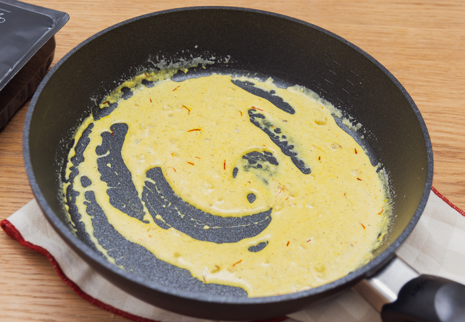 Capellacci rellenos de chantarella y Grana Padano con crema de azafrán